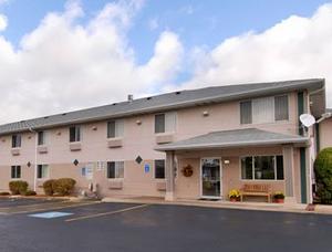 Super 8 Malone property photo