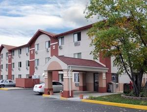Super 8 Chicago/Waukegan/I-94 N. property photo