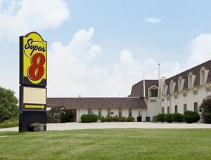 Super 8 Washington property photo