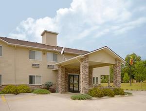 Super 8 Cresco IA property photo