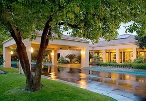 Courtyard Bakersfield property photo