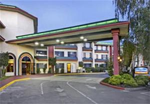 Howard Johnson O'Cairns Inn and Suites property photo